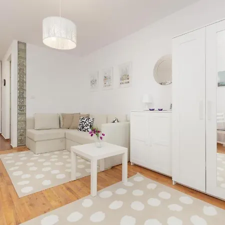 Apartment Wola Oasis - Cosy Near Metro Station *